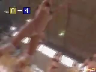 Aficionado asiática niñas jugar desnudo baloncesto