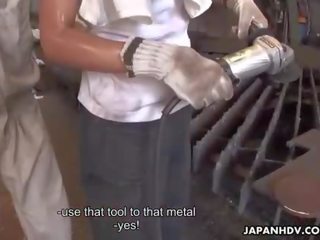 יפני factory תלמידת בית ספר מקבל מזוין עם שִׂמְחָה