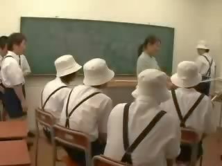 जपानीस क्लासरूम मजाक प्रदर्शन