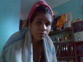 India tía vistiendo saree 10 min después bañera