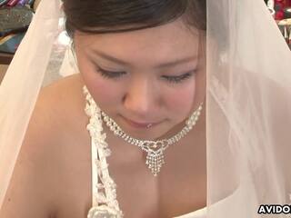 魅力的 女性 で a 結婚式 ドレス