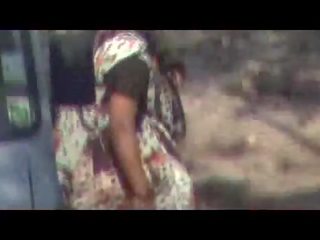 Indian mătușile face urină în aer liber ascuns camera mov