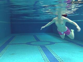 Öffentlich rented schwimmen schwimmbad für sie juveniles mit liebling dee