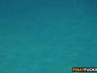 To filipina amatører fingret ved den basseng
