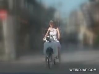 Азиатки мъничък езда на bike с не гащи получава много мокри