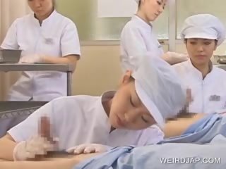 Japonesa enfermera sorber corrida fuera de concupiscente pinchazo