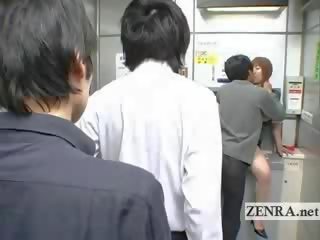 Omituiset japanilainen lähettää toimisto tarjoukset povekas suullinen seksi pankkiautomaatti