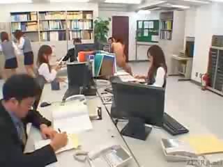 Japonesa pareja folla en la medio de un oficina