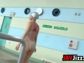 Molhada japonesa jovem grávida erótico em o piscina
