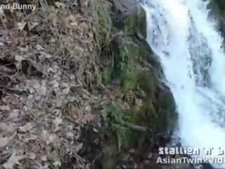 Asyano kahali-halinang bakla sucks titi sa pamamagitan ng waterfall