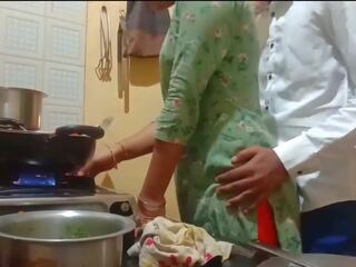 Warga india hebat isteri mendapat fucked manakala cooking dalam dapur