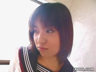 Teenaged japonské vysokoškolská študentka dáva ju prvý cocksuck