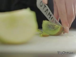 Asyano kagandahan naghahain sa kanya fruit at puke sa ang kama