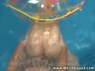 Азіатська мед отримувати манда товчений в басейн і любить він