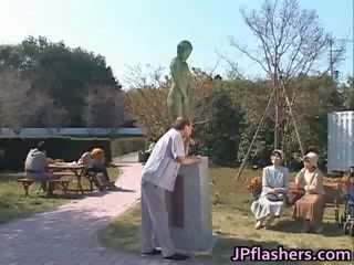 บ้า ญี่ปุ่น bronze statue moves