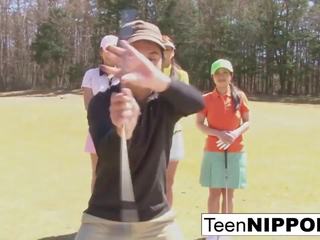 Гарненька азіатська підліток дівчинки грати a гра з роздягання гольф: hd ххх кліп 0e
