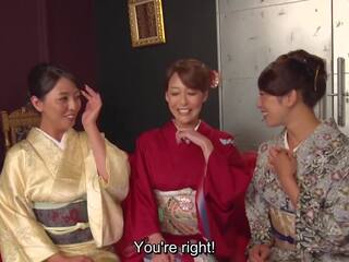 Reiko kobayakawa skupaj s akari asagiri in an additional sweetheart sit okoli in občudujem njihovo modi meiji era kimonos