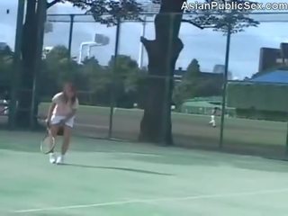 Aziýaly tenis court jemagat öňünde ulylar uçin clip