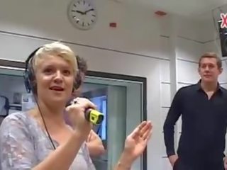 Одягнена жінка голий чоловік спостереження peter хитрощі на радіо відео