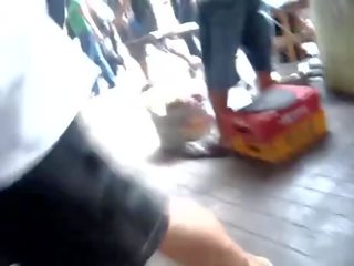 Debaixo da saia em rua