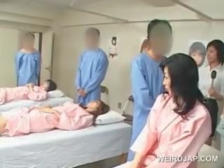Aasia brünett koolitüdruk puhub karvane torkima juures a haigla