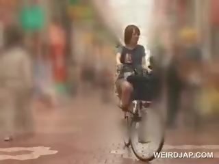 الآسيوية في سن المراهقة sweeties الحصول على twats كل رطب في حين ركوب الخيل ال دراجة هوائية