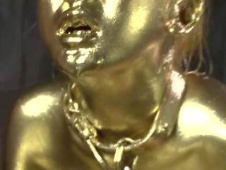 Oro bodypaint follando japonesa x calificación película