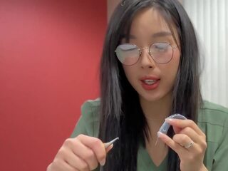 Мила азіатська медична студент в окуляри і природний манда трахає її репетитор і отримує creampied