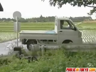 Warga jepun milf adalah fucked pada yang truck