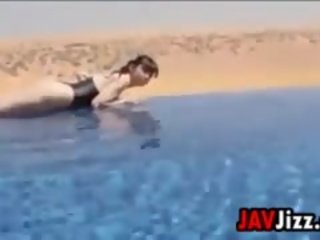 Μαλακό πορνό 18 έτος γριά ιαπωνικό εραστής σε ένα πισίνα