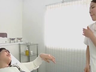 Japanska lesbisk erotiska spitting massagen klinik subtitled
