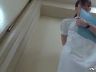 Lubieżny azjatyckie pielęgniarka idzie szalone