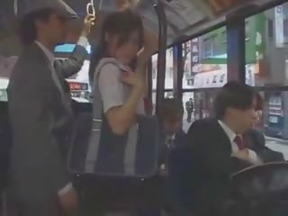 Asiática adolescente nena manoseada en autobús por grupo