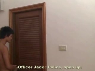 Politiet offiser sugd av asiatisk twink