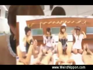 Japonais filles exercising leur chat et bouche