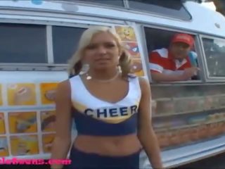 Icecreampie tovornjak blond pigtailed cheepleader