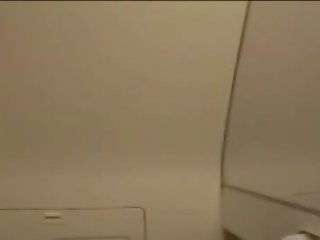 Japonesa adolescente masturba em airplane casa de banho