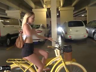 Amateur tiener kenzie pov neuken in publiek bike kamer