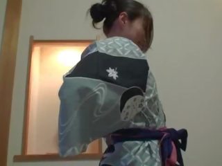 Sous-titré non censurée timide japonais trentenaire en yukata en pov