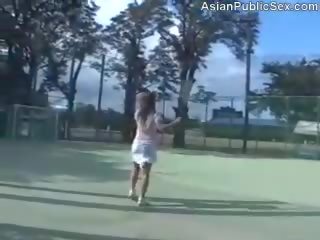 Aziýaly tenis court jemagat öňünde ulylar uçin movie