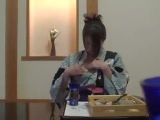 Ondertiteld ongecensureerde verlegen japans milf in yukata in pov