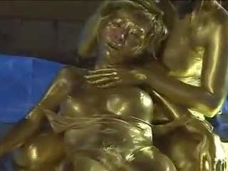 Queen tortures gold painted gul