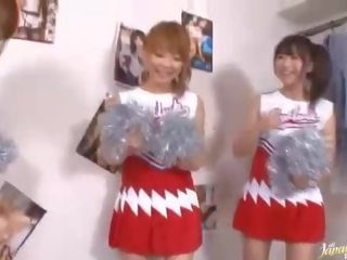 Three big süýji emjekler ýapon cheerleaders sharing kotak