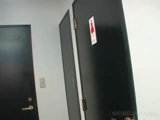 Asiatisch teenager plätzchen streifen twat während pinkeln im ein toilette