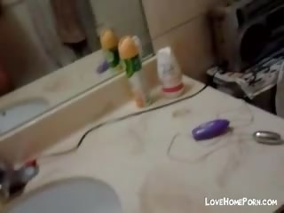 Burvīgas jauns aziāti masturbācija uz the vannas istaba